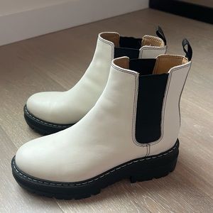 Marc fisher white Chelsea boots size 6.5 fits like 7